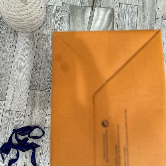 Louis Vuitton Gift Bag with ribbon - Picture 3 of 8